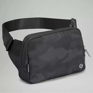 Lululemon Everywhere Belt Bag Large 2L Black Camo
